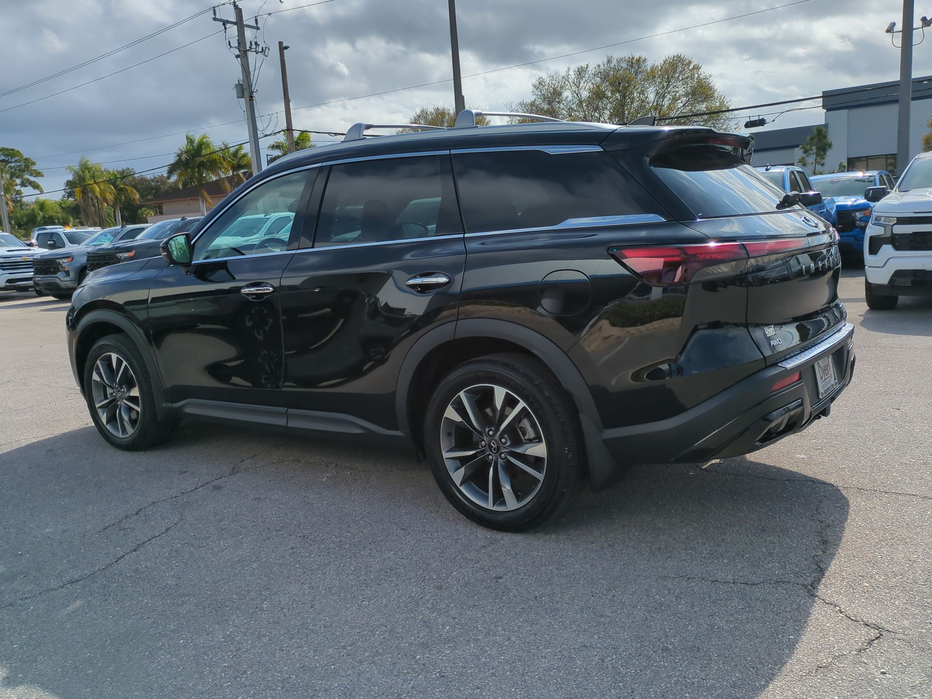 2023 INFINITI QX60 LUXE AWD