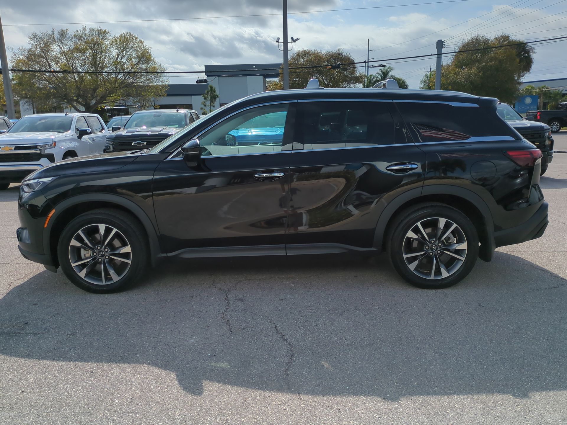 2023 INFINITI QX60 LUXE AWD